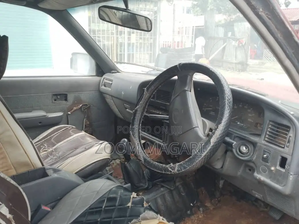 Toyota Hilux 1999 Red
