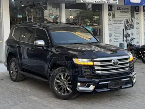 Toyota Land Cruiser LC300 2023 Blue