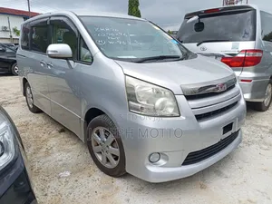 Toyota Noah 2010 Silver