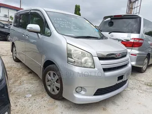 Toyota Noah 2010 Silver