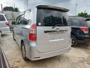 Toyota Noah 2010 Silver