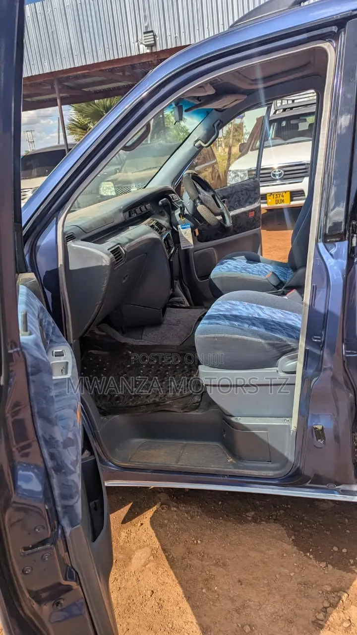 Toyota Noah 2001 Blue