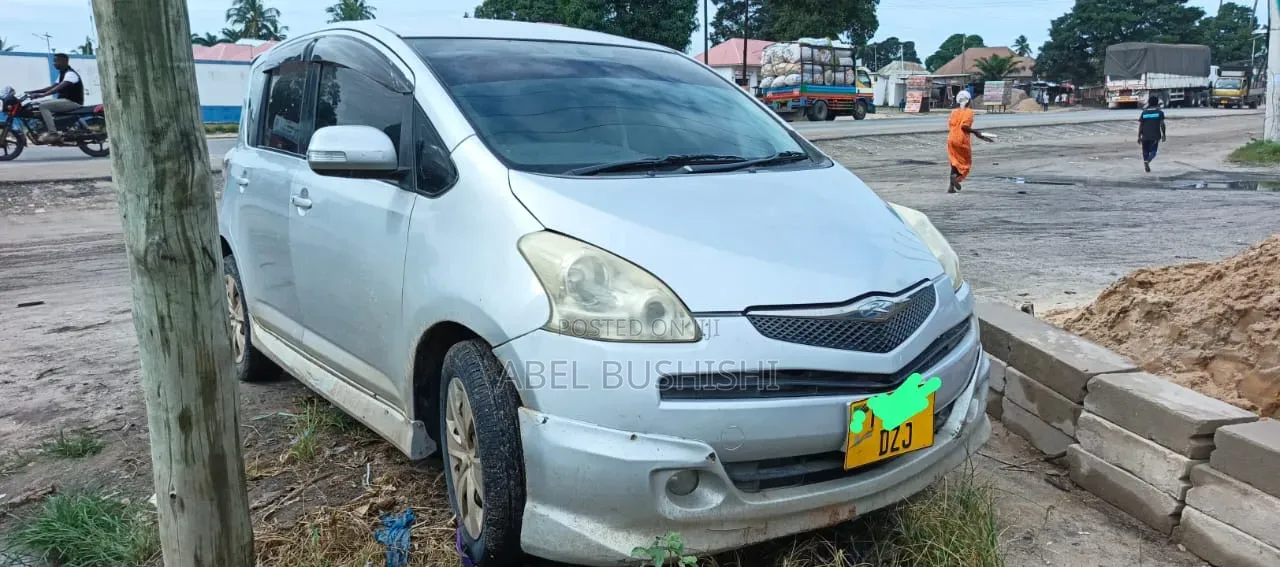 Toyota Ractis 2013 Silver
