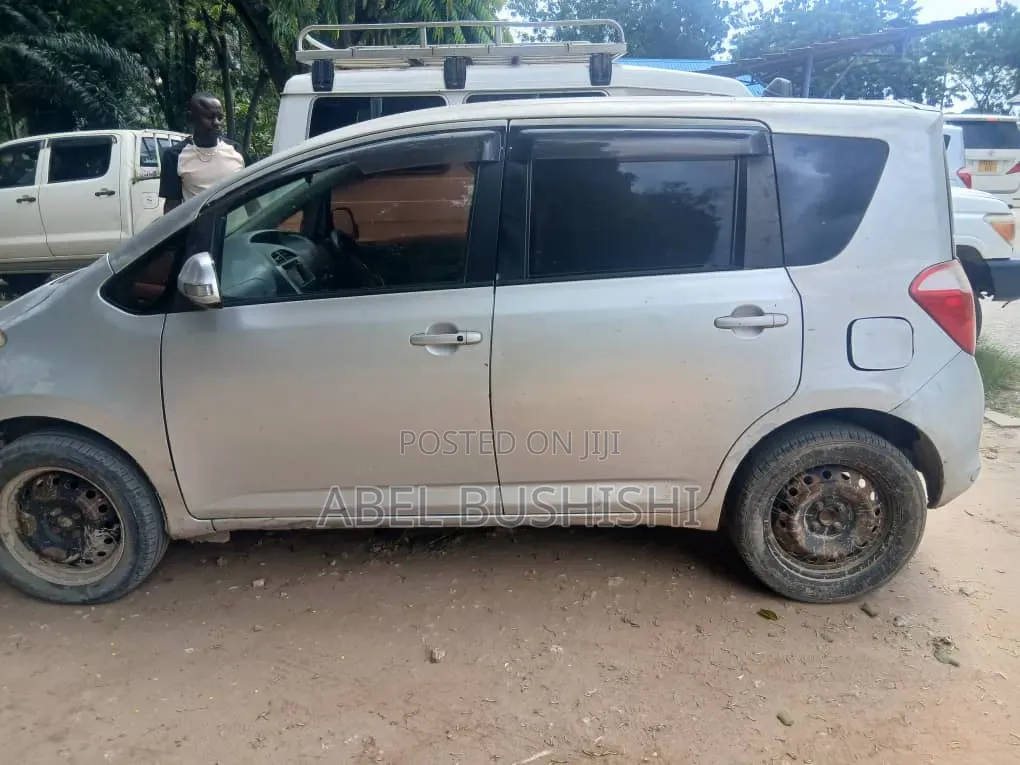 Toyota Ractis 2013 Silver