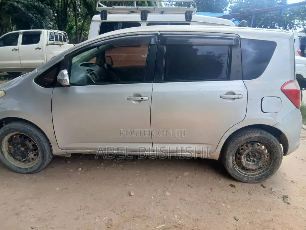 Toyota Ractis 2013 Silver