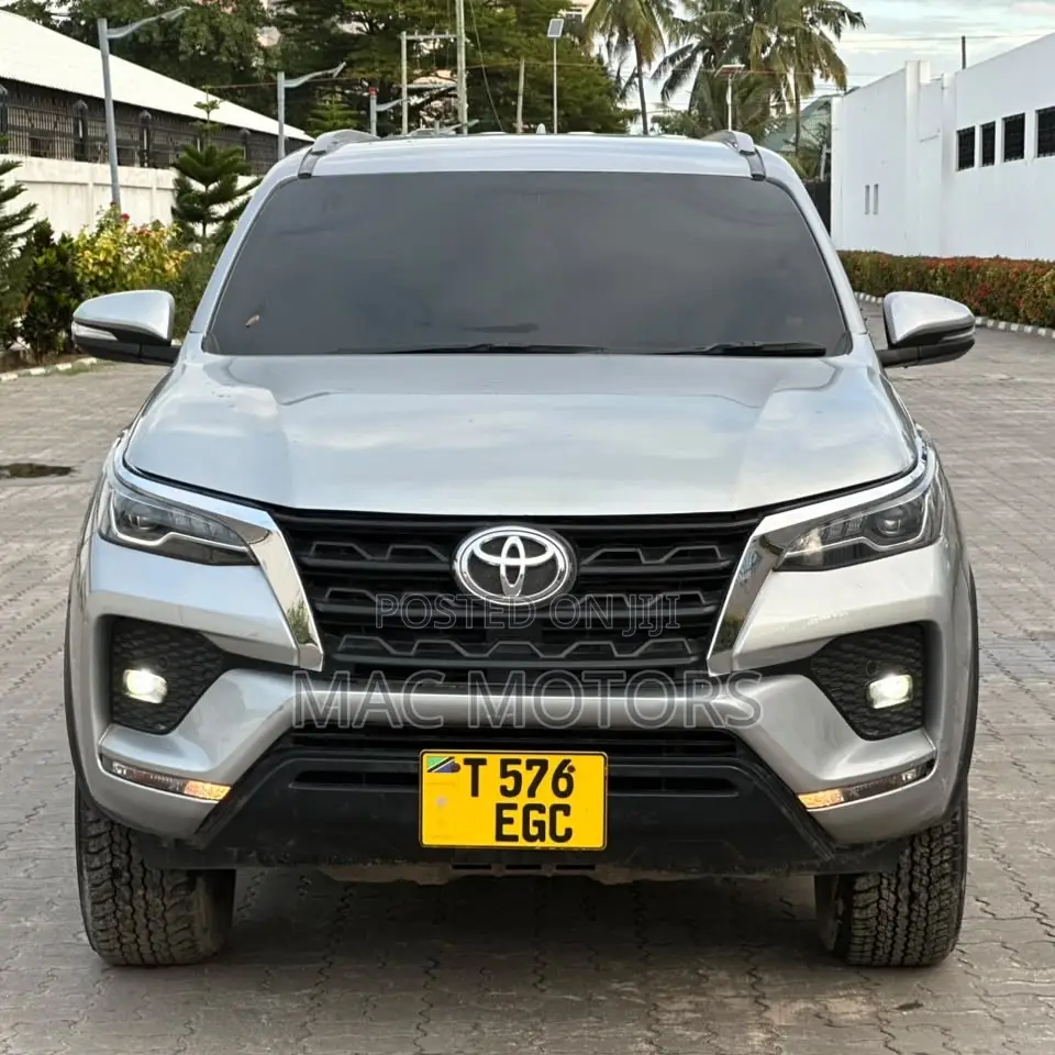 Toyota Fortuner 2022 Silver