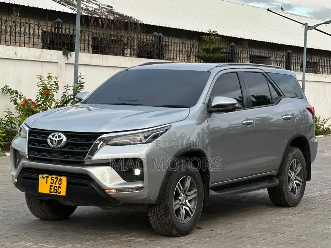 Toyota Fortuner 2022 Silver