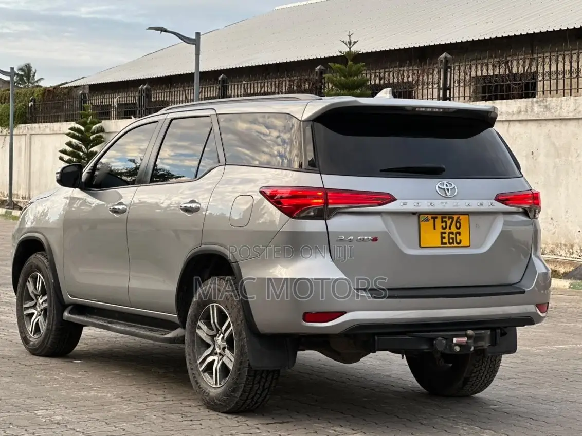 Toyota Fortuner 2022 Silver