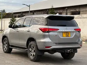 Toyota Fortuner 2022 Silver