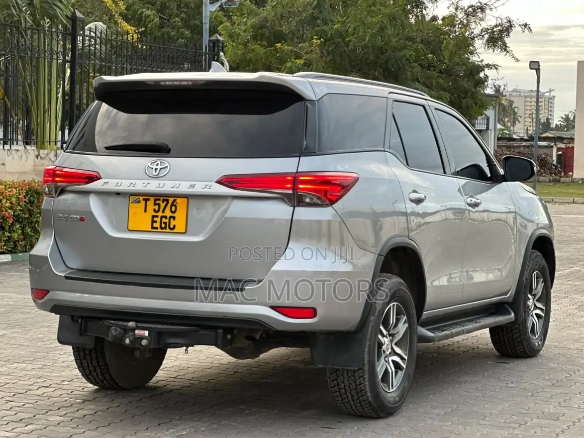 Toyota Fortuner 2022 Silver