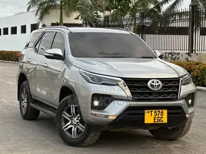 Toyota Fortuner 2022 Silver