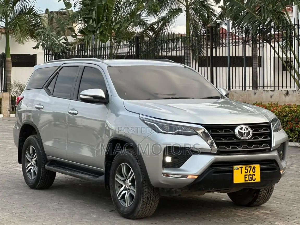 Toyota Fortuner 2022 Silver