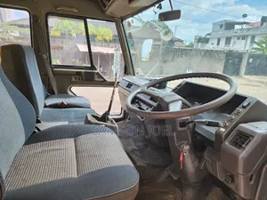 Mitsubishi Fuso 1995 Yellow