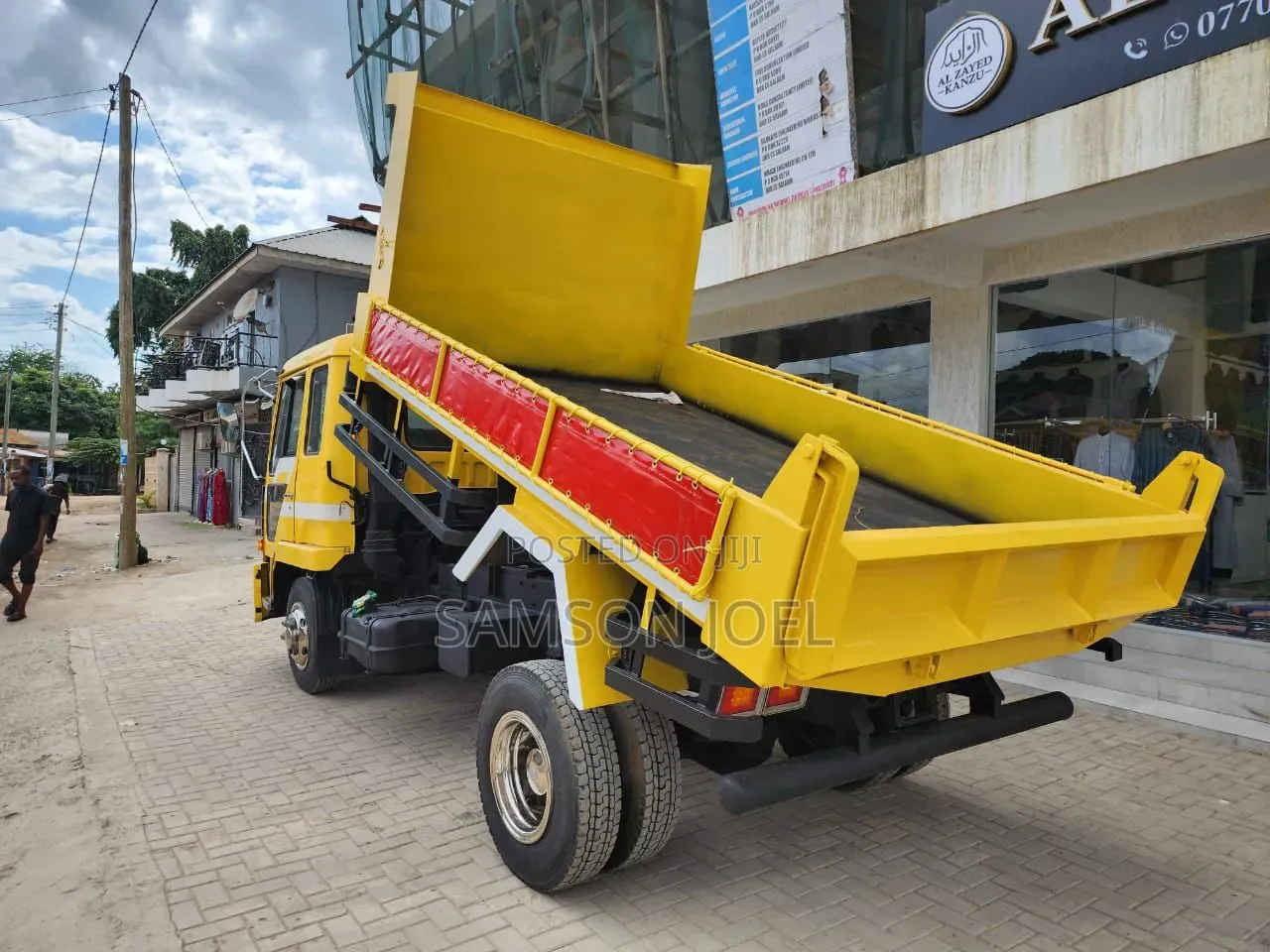 Mitsubishi Fuso 1995 Yellow