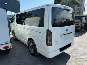 Toyota HiAce 2011 Silver