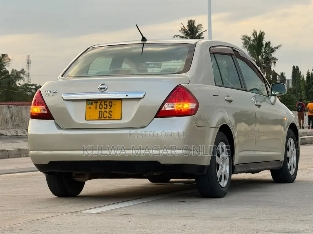 Nissan Tiida 2007 Silver