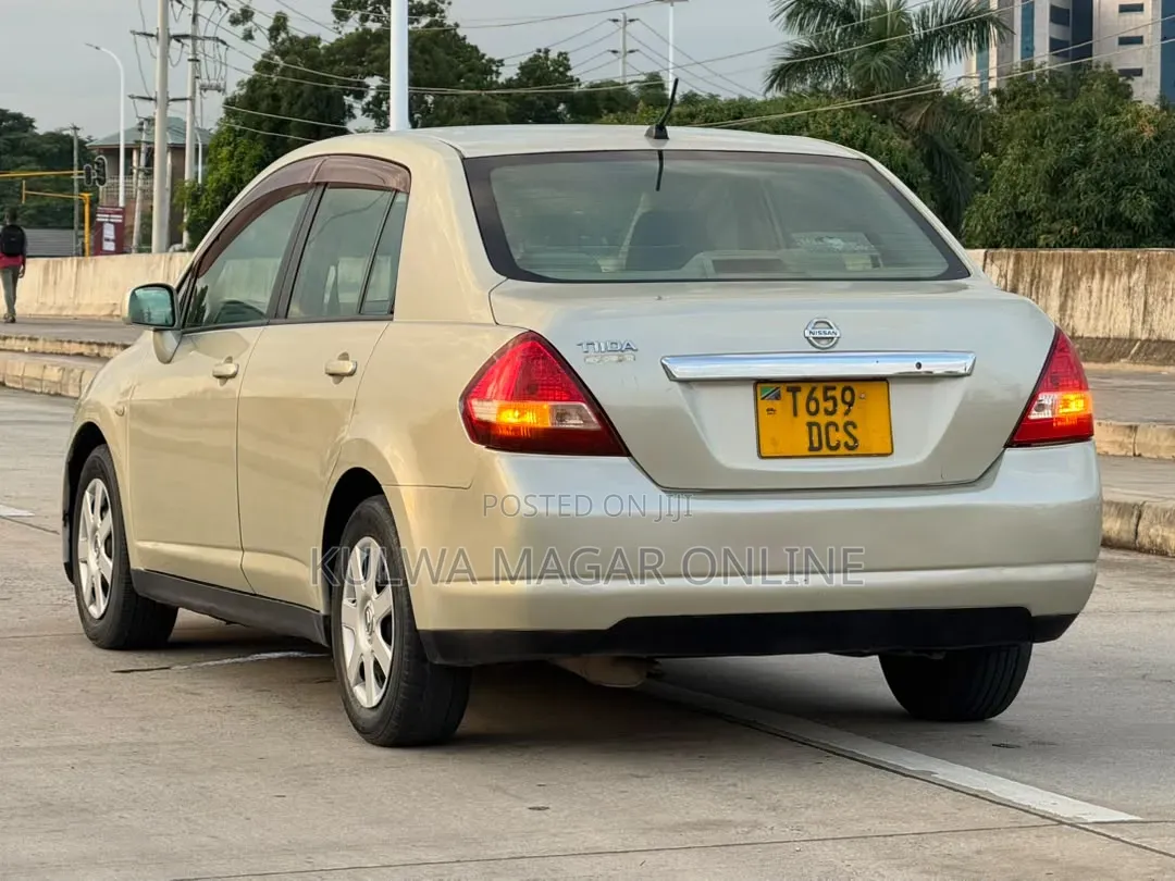 Nissan Tiida 2007 Silver