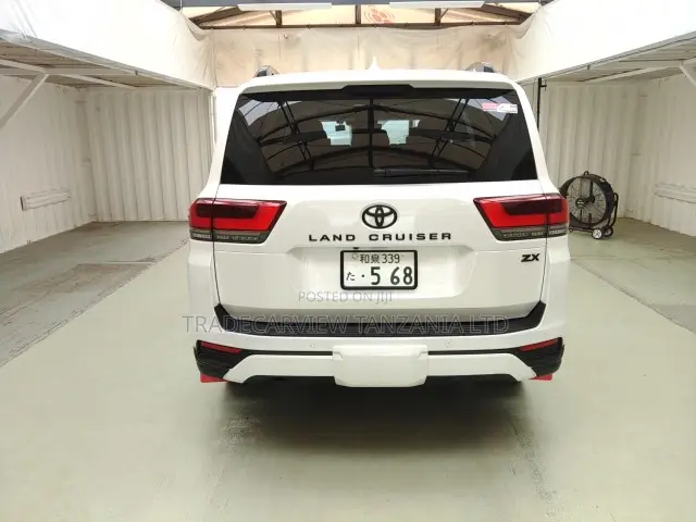Toyota Land Cruiser LC300 2023 Pearl