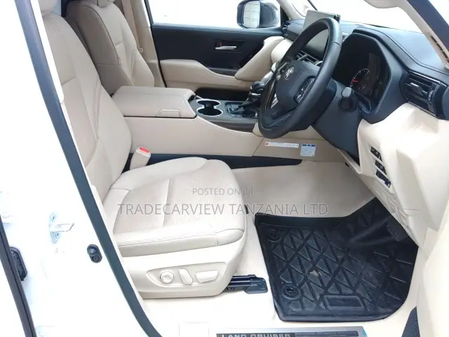 Toyota Land Cruiser LC300 2023 Pearl