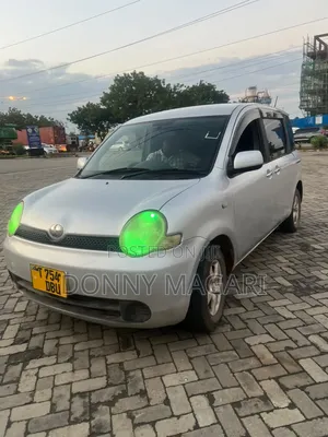Toyota Sienta 2005 Silver