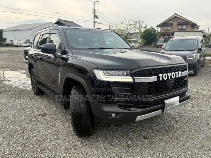 Toyota Land Cruiser LC300 2023 Black