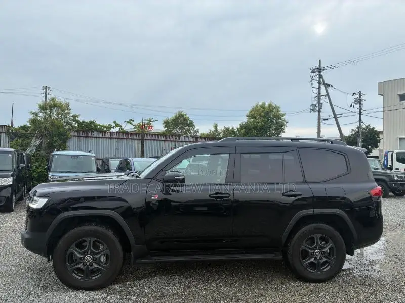Toyota Land Cruiser LC300 2023 Black