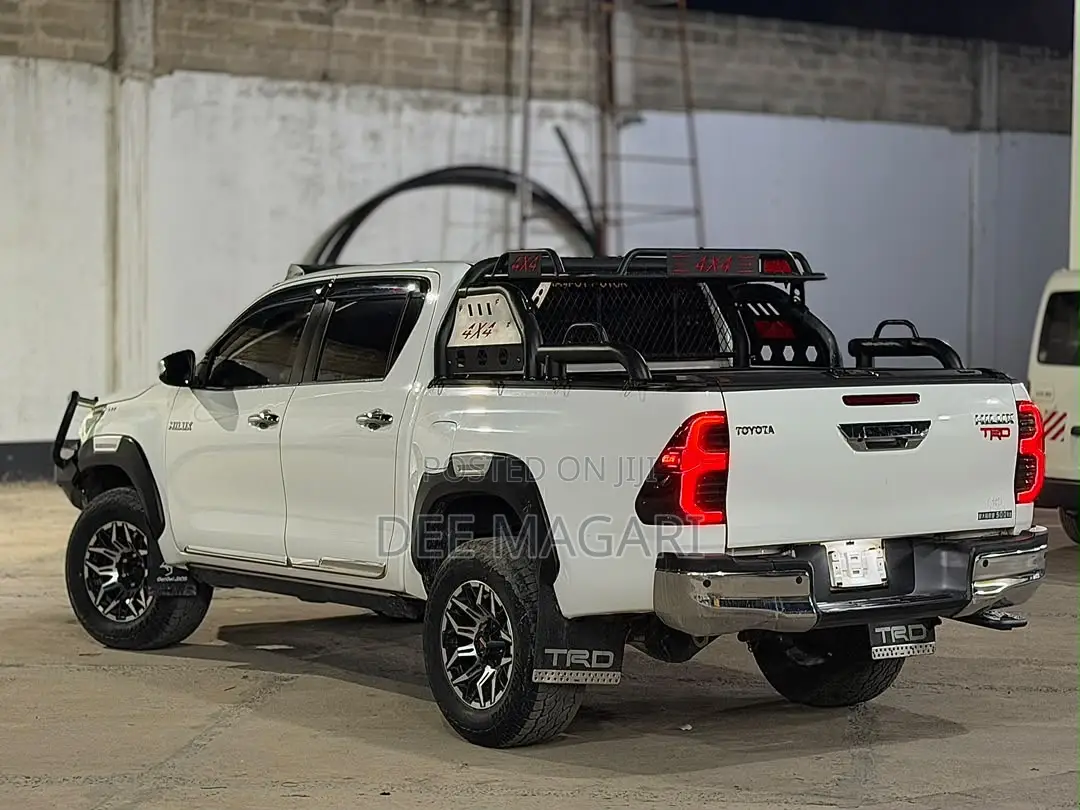 Toyota Hilux 2022 White