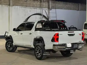 Toyota Hilux 2022 White