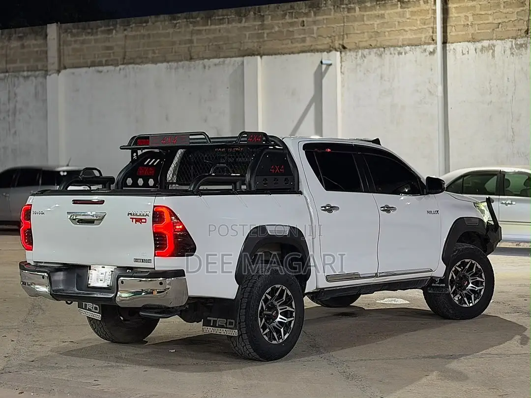 Toyota Hilux 2022 White