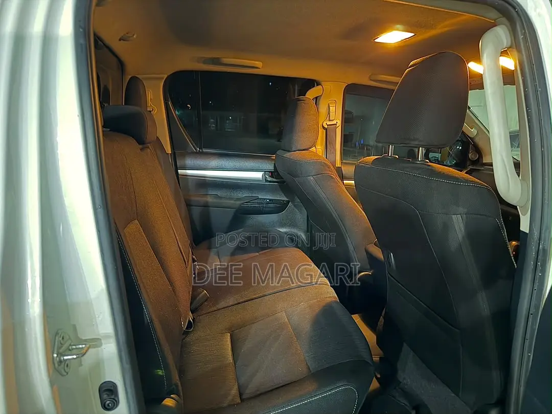 Toyota Hilux 2022 White