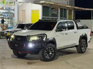 Toyota Hilux 2022 White