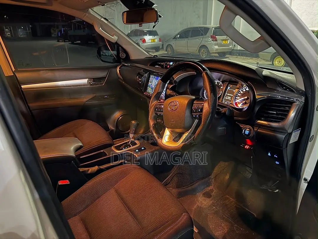 Toyota Hilux 2022 White