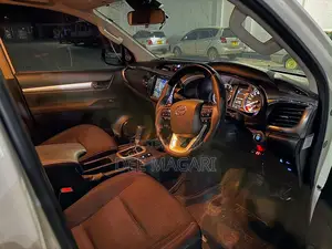 Toyota Hilux 2022 White