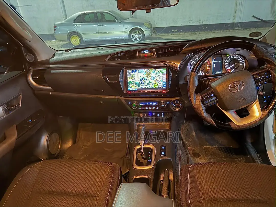 Toyota Hilux 2022 White