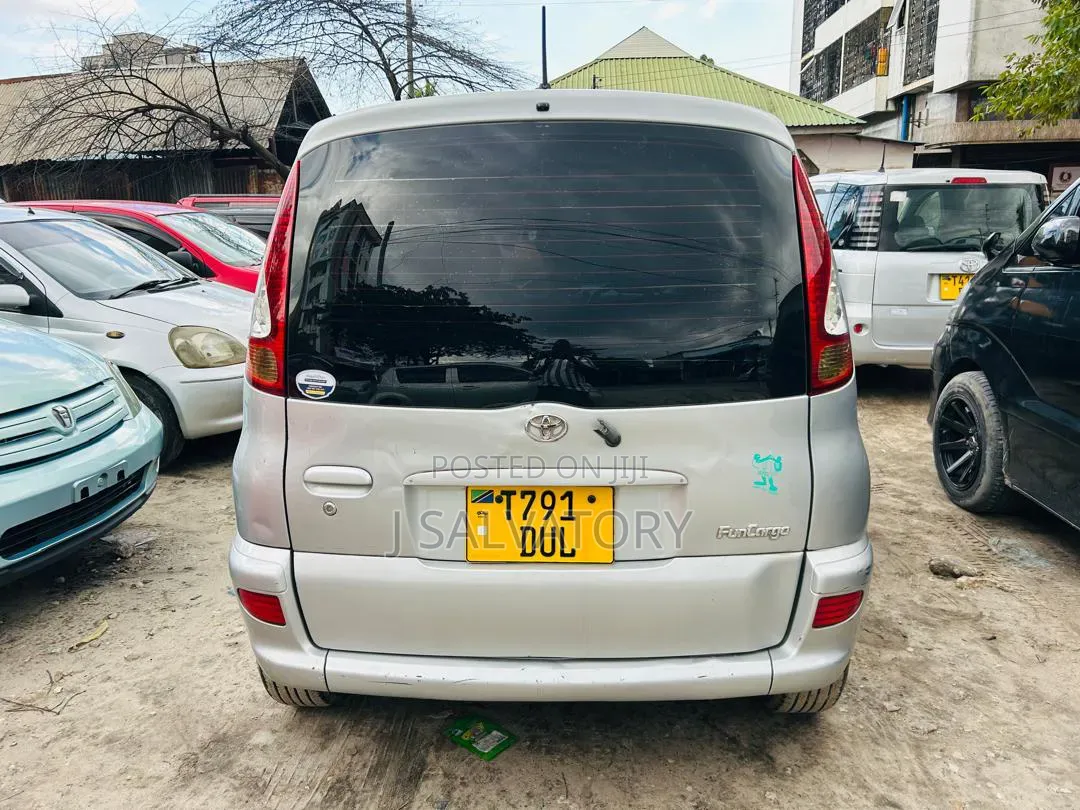 Toyota Fun Cargo 2002 Silver