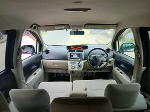 Toyota Passo Sette 1.5 AWD 2010 Red