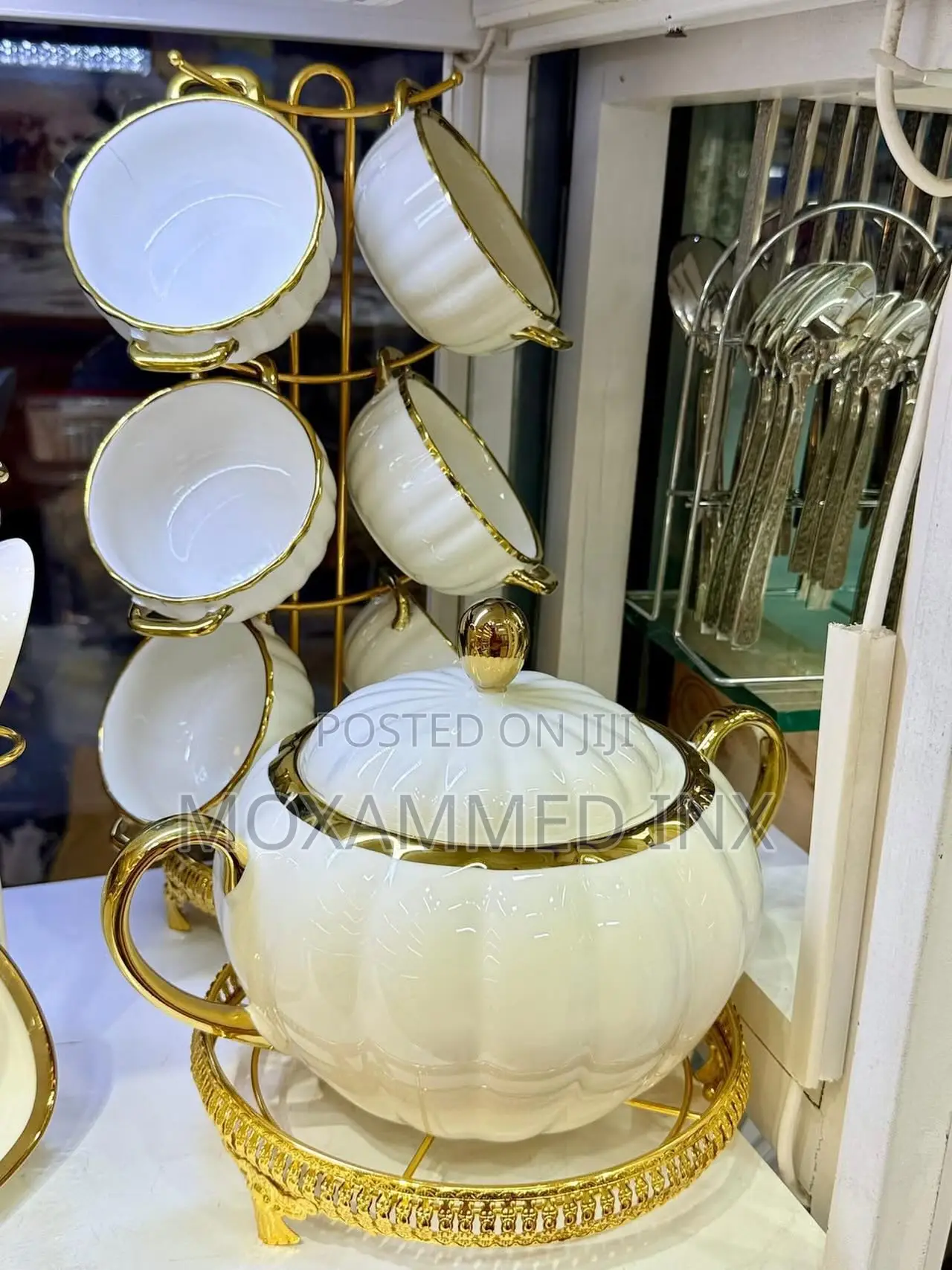 White and Gold Ceramic Soup Setfeatures a Pumpkin-Shaped Design