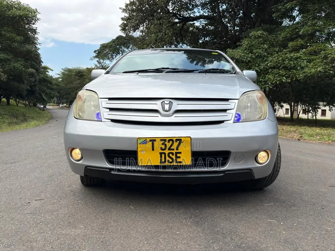 Toyota IST 2023 Silver