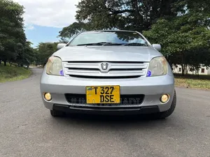 Toyota IST 2023 Silver