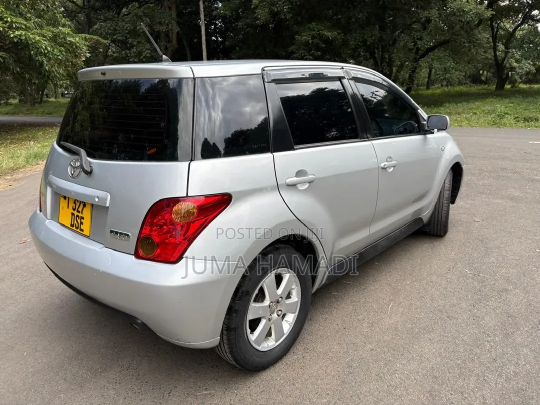 Toyota IST 2023 Silver