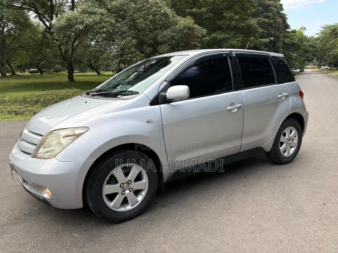 Toyota IST 2023 Silver