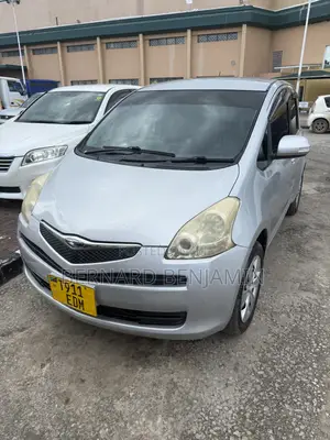 Toyota Ractis 1.3 FWD 2008 Silver