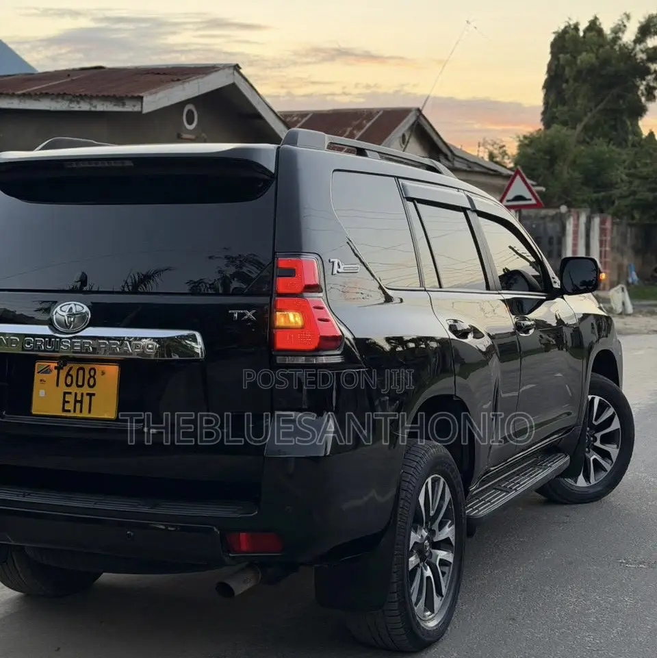 Toyota Land Cruiser Prado 2022 Black