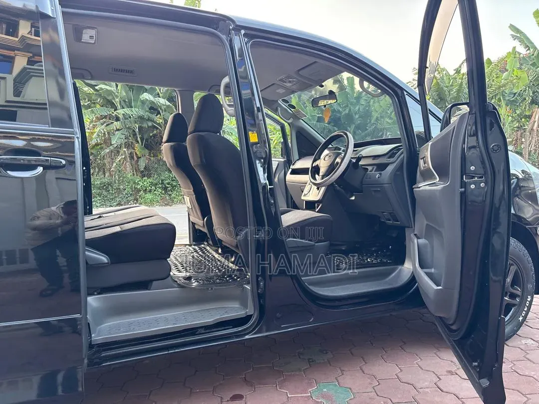 Toyota Noah 2010 Black