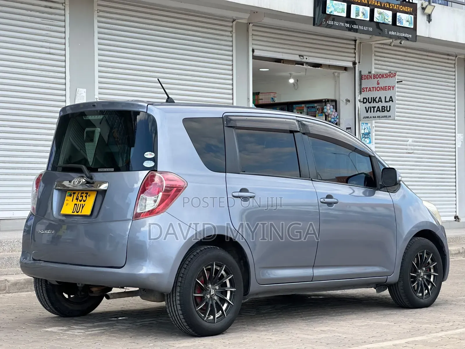 Toyota Ractis 2010 Blue