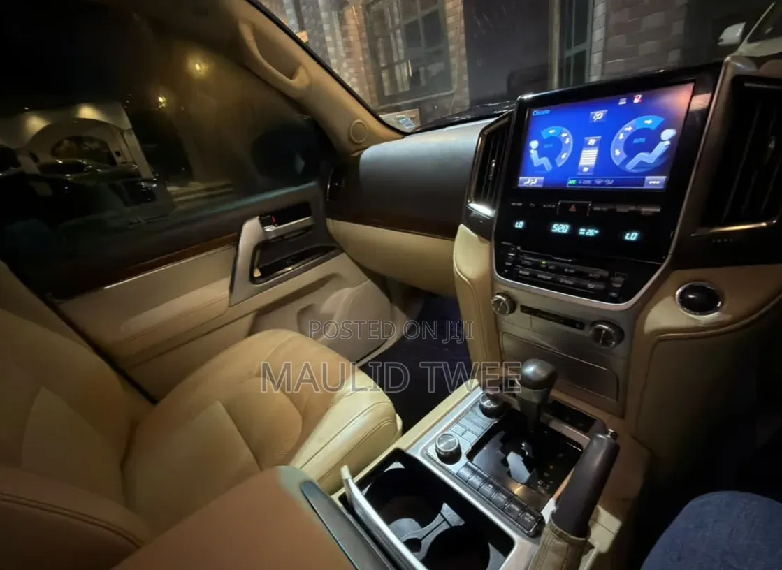 Toyota Land Cruiser 2016 White
