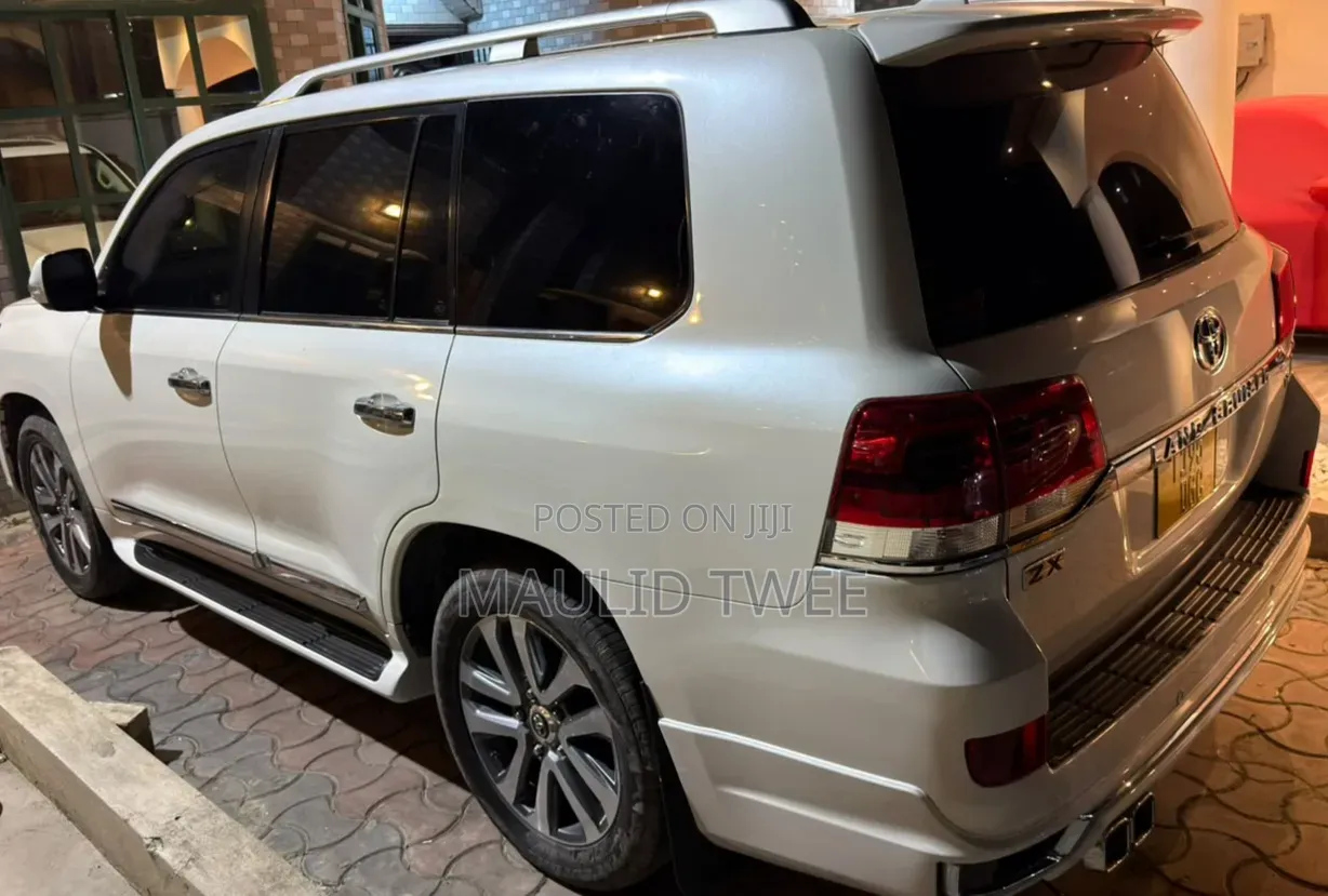 Toyota Land Cruiser 2016 White
