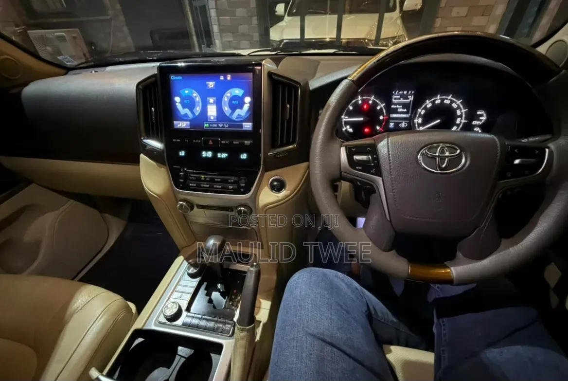 Toyota Land Cruiser 2016 White