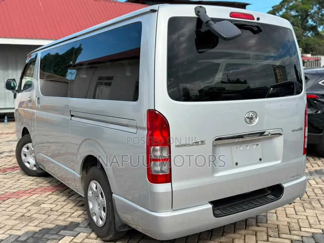 Toyota HiAce 2005 Grey