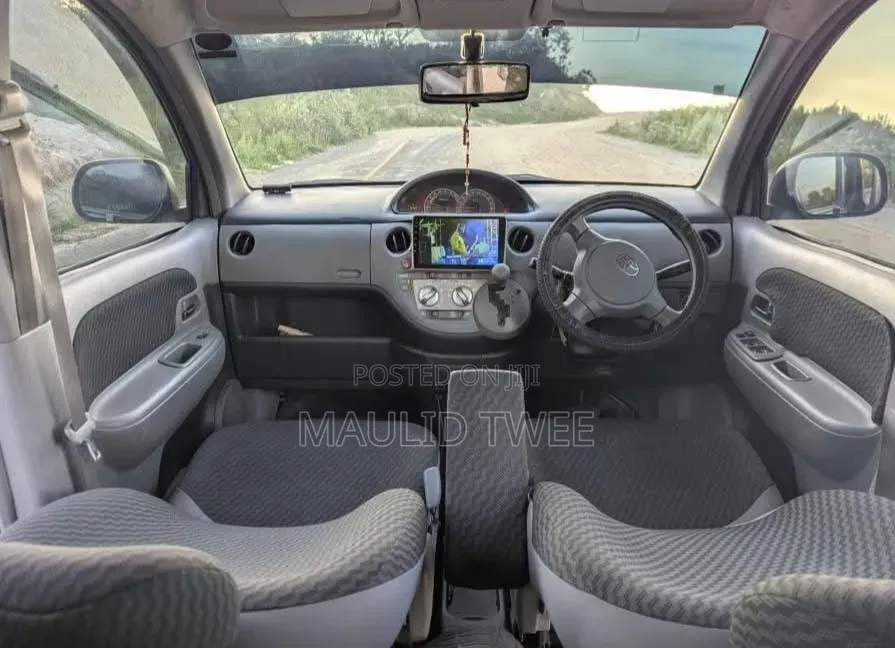 Toyota Sienta 2010 Gray